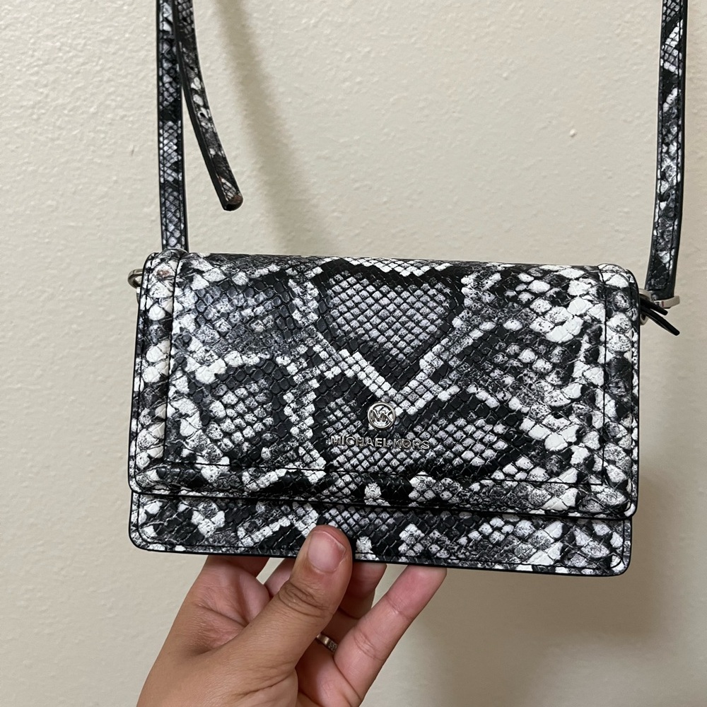 •MICHAEL KORS• Jet Set Charm Small Phone Crossbody Black White Grey Card Slots - Picture 3 of 16